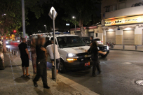 بالصور: الشرطة تقتاد 3 شبان في شارع يهودا هيميت إلى محطة الشرطة دون إبداء الأسباب